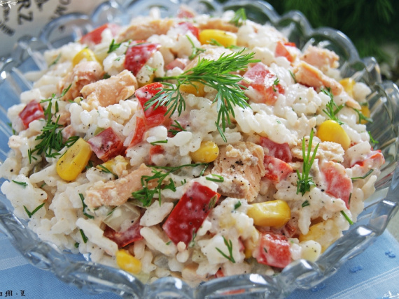 Как приготовить салат из консервированного лосося
