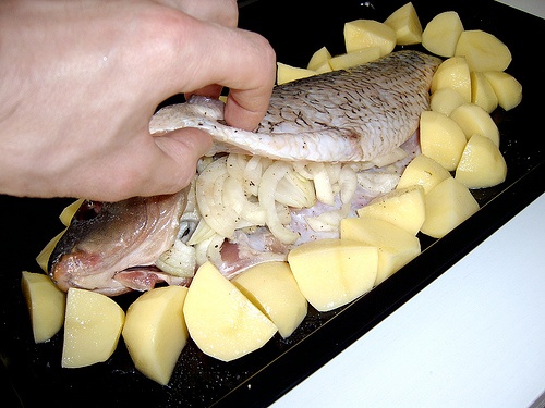 Толстолобик, запеченный с картофелем в духовке