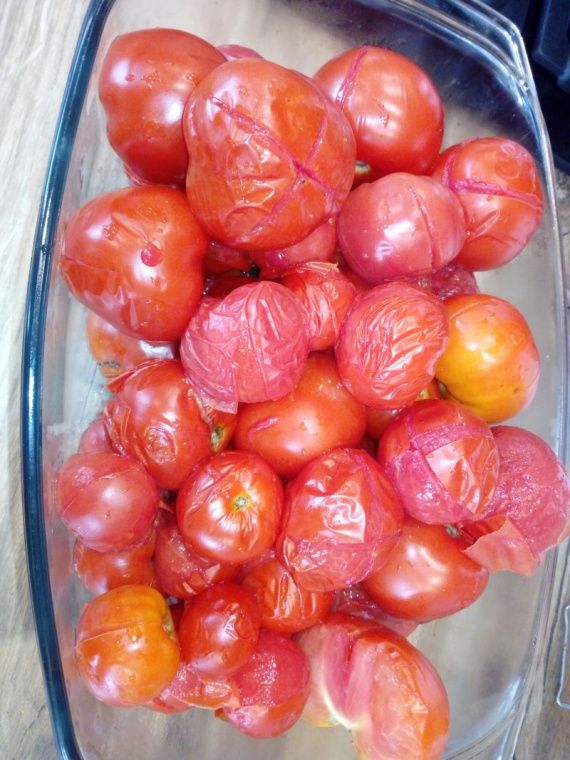 Консервированные томаты с чесноком. Помидоры фаршированные на зиму в банках