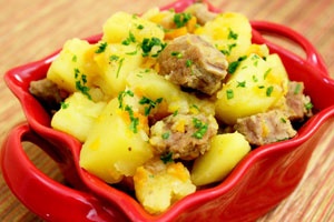 Видео рецепт: Тушеная картошка с мясом (говядина) и овощами