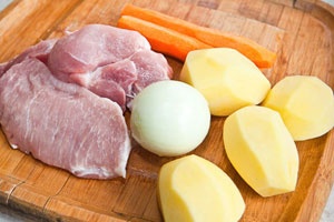 Классическая тушеная картошка с мясом в кастрюле