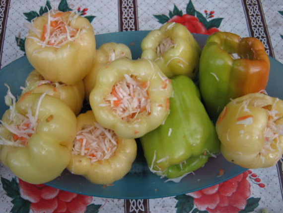 Болгарский перец, фаршированный овощами на зиму