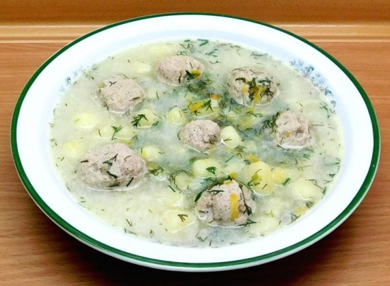 Вкусный картофельный суп с фрикадельками и маринованными огурцами