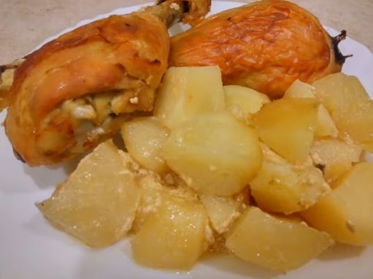 Картофель, запеченный с курицей в сметане