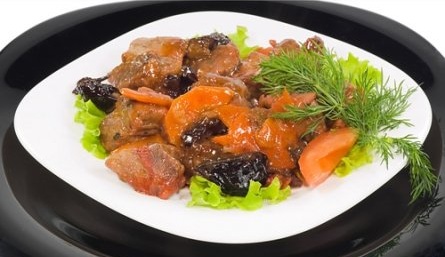 Блюдо в горшочках с фото – говядина тушеная Войсковой Спецрезерв с черносливом и овощами