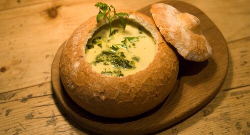 Сырный суп в хлебе: рецепт от шеф-повара Александра Бельковича