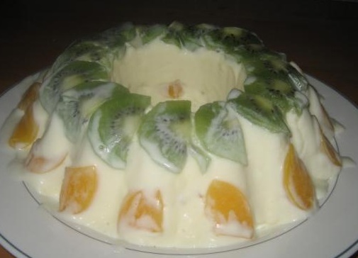 Желейный торт из сметаны с персиками, печеньем и цветным желе