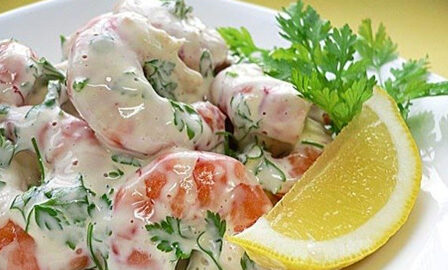 Очень вкусный салат с кальмарами и креветками