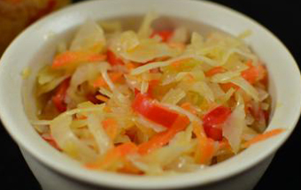 Маринованная капуста с морковью, свеклой, чесноком и красным перцем «По-гурийски»
