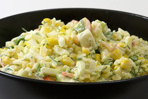 Слоеный крабовый салат с рисом и кукурузой