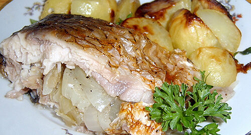 Караси в сметане на сковороде — рецепты жареной и тушеной рыбы