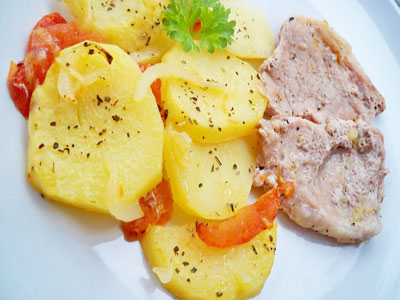 Картошка со свининой и помидорами в духовке