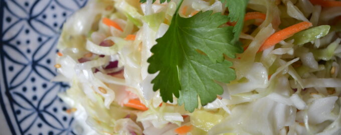 Витаминный овощной салат из свежей капусты