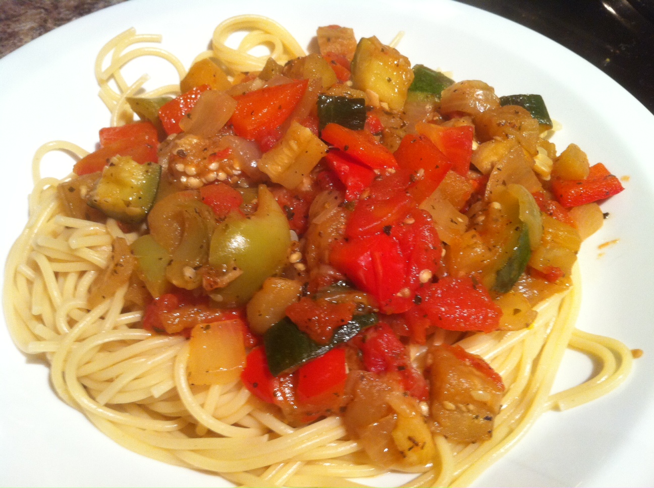 Спагетти с овощным рагу