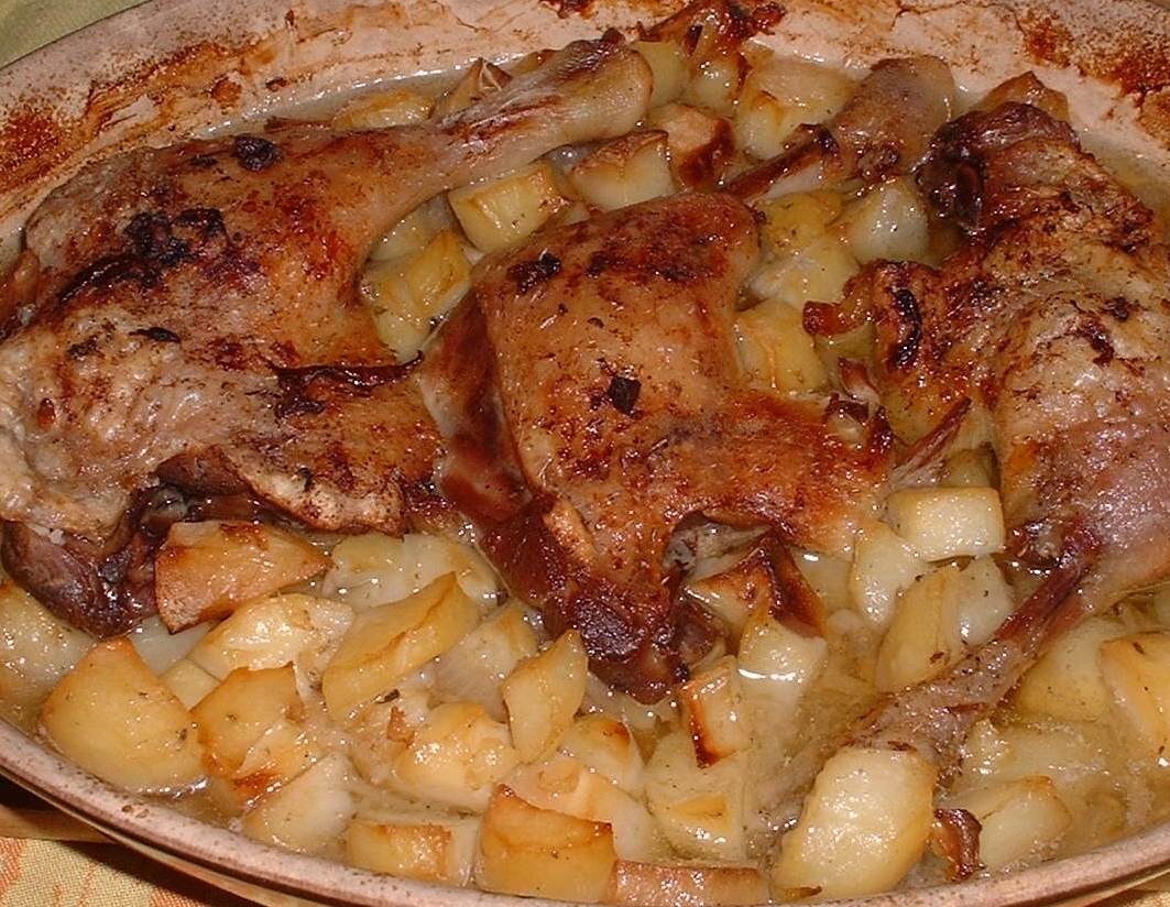 Куриные бедрышки с картофелем, запеченные в духовке