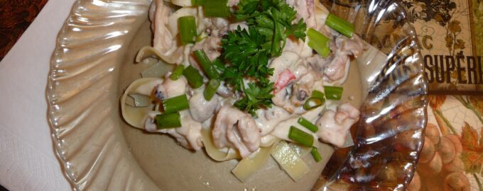 15 простых и очень вкусных салатов с кальмарами - Лайфхакер