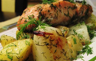 Картофельные оладьи с зеленой сальсой и семгой