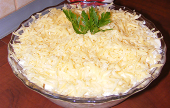 Салат из курицы и картофеля с сыром и огурцами