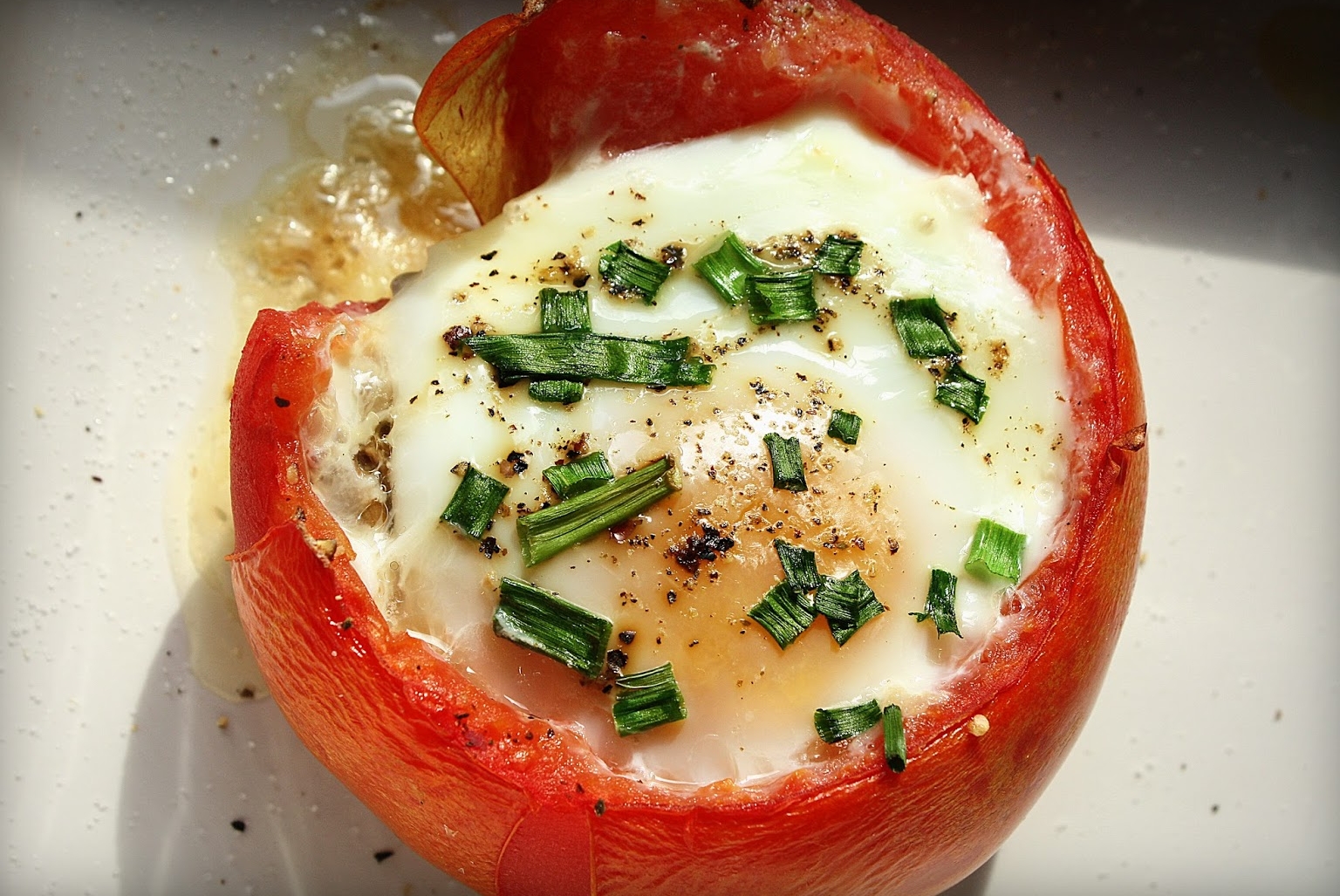 Яйца в помидорах в духовке рецепт с фото