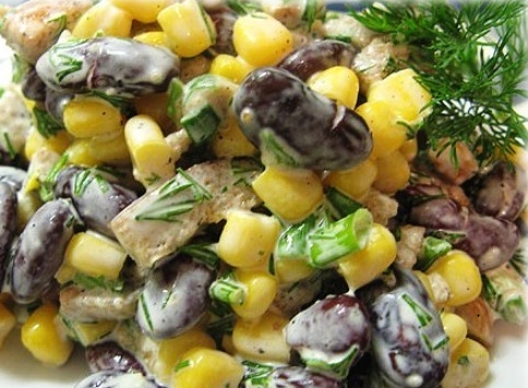 Быстрый салат с сухариками, кукурузой и балыком