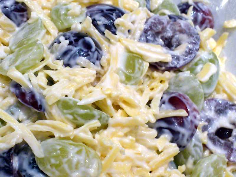 Рецепт вкусного праздничного салата с сыром, виноградом и орехами
