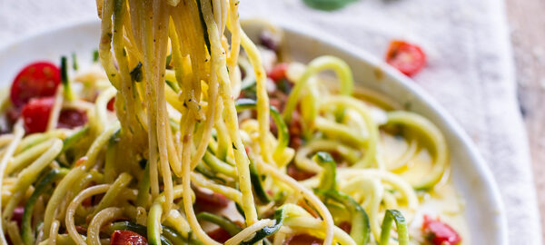 Спагетти с креветками, цукини и помидорами