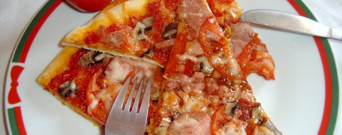 Пицца с моцареллой, помидорами и колбасой