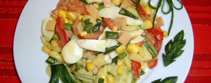 Салат с колбасой, сухариками и кукурузой
