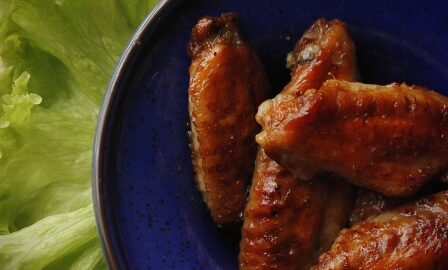 Куриные крылышки в рукаве в духовке: рецепт с чесноком и паприкой пошагово с фото