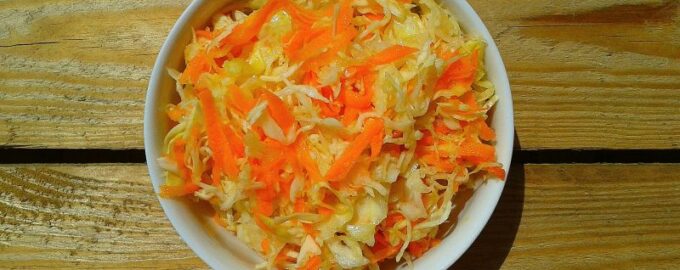Как приготовить Маринованная капуста со свеклой и морковкой просто рецепт пошаговый