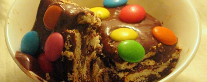 Песочный торт со сгущенкой, фруктами и шоколадно-карамельной глазурью