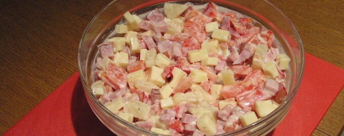 1. Салат с копчёной колбасой, огурцами и сыром