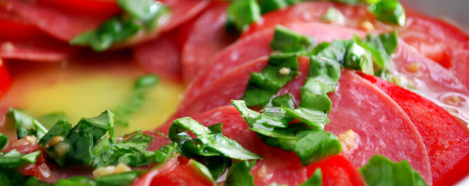 Салат из свежей капусты с копченой колбасой — пошаговые рецепты