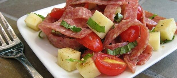Салат с копчёной колбасой и сухариками