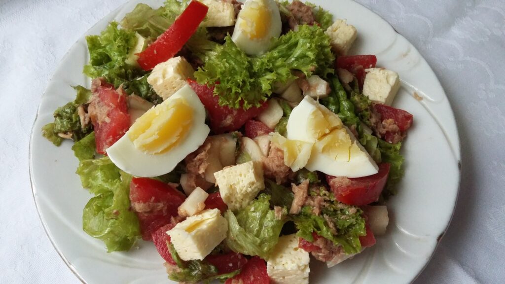 15 лучших салатов с тунцом