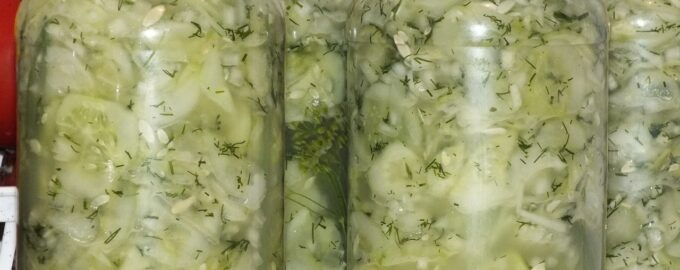 Салат из свежих огурцов
