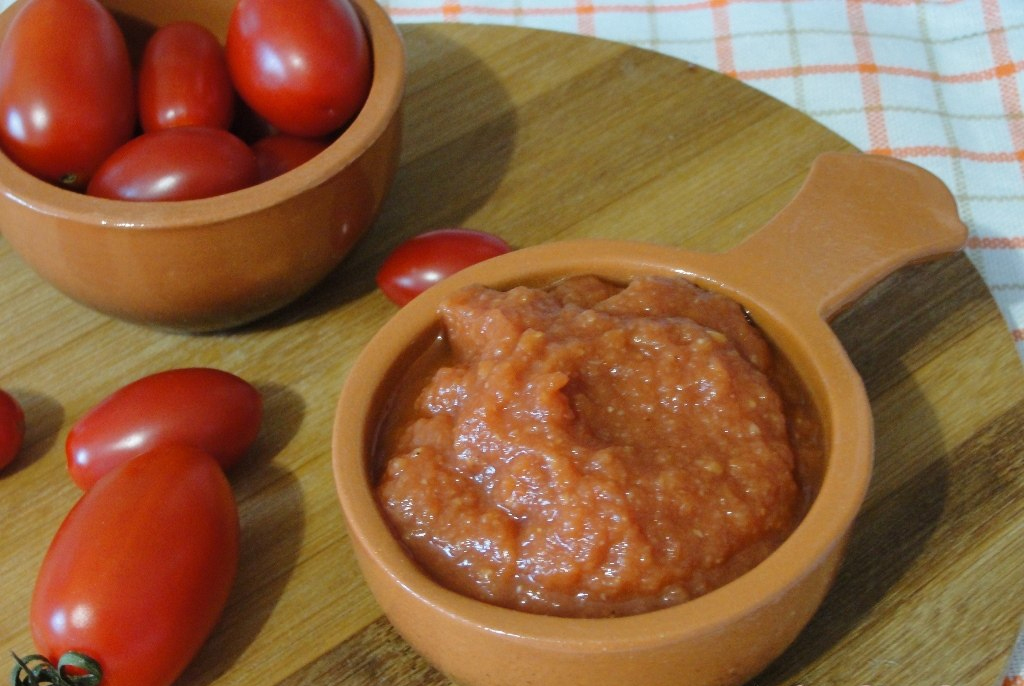 С баклажанами и яблоками: оригинальный рецепт домашнего кетчупа на зиму