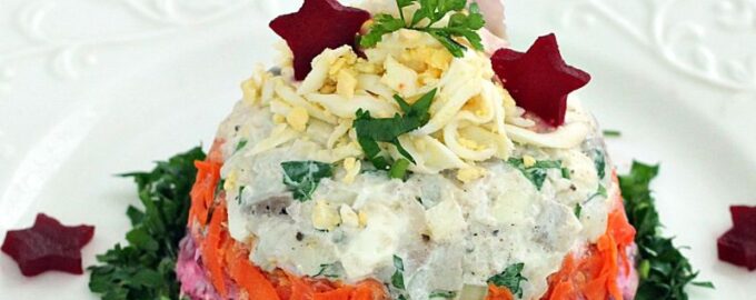 Вкусные слоеные салаты с рыбой на праздничный стол — рецепты