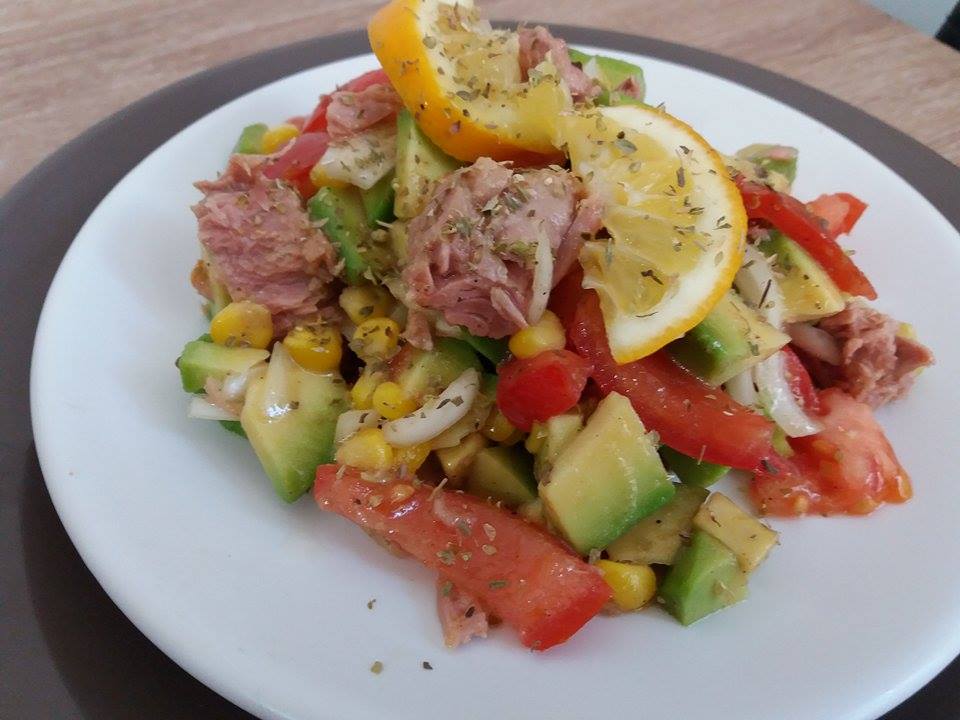 Салат с тунцом консервированным и авокадо рецепт с фото
