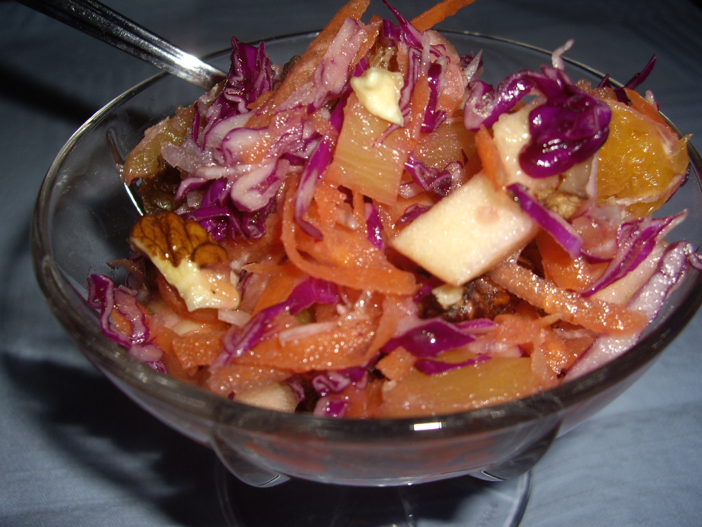 Салат из краснокочанной капусты с яблоками, сыром и клюквой