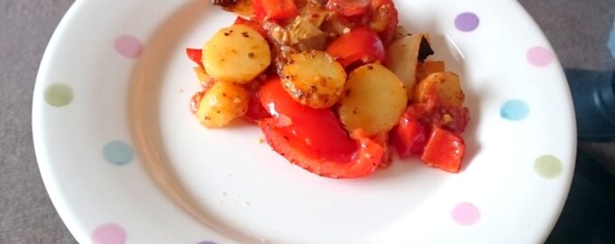 Картофель с помидорами слоями в мультиварке