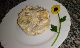 Салат на раз-два-три с курицей, грибами и кукурузой