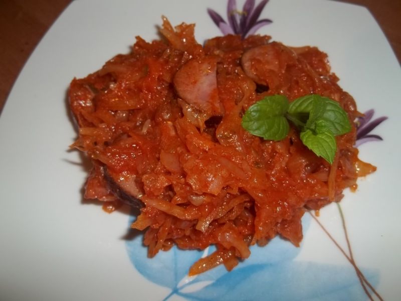 Капуста, тушёная с сосисками и томатной пастой