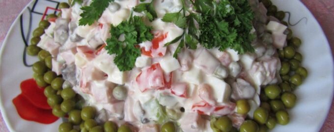 Салат из вареной колбасы, ветчины и пряной зелени с заправкой из сыра бри и грецких орехов