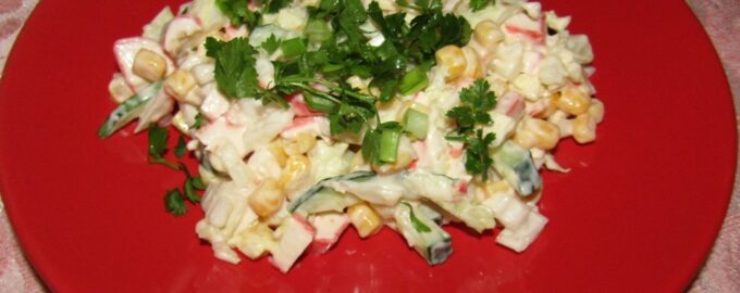Салат из капусты, яиц и крабовых палочек