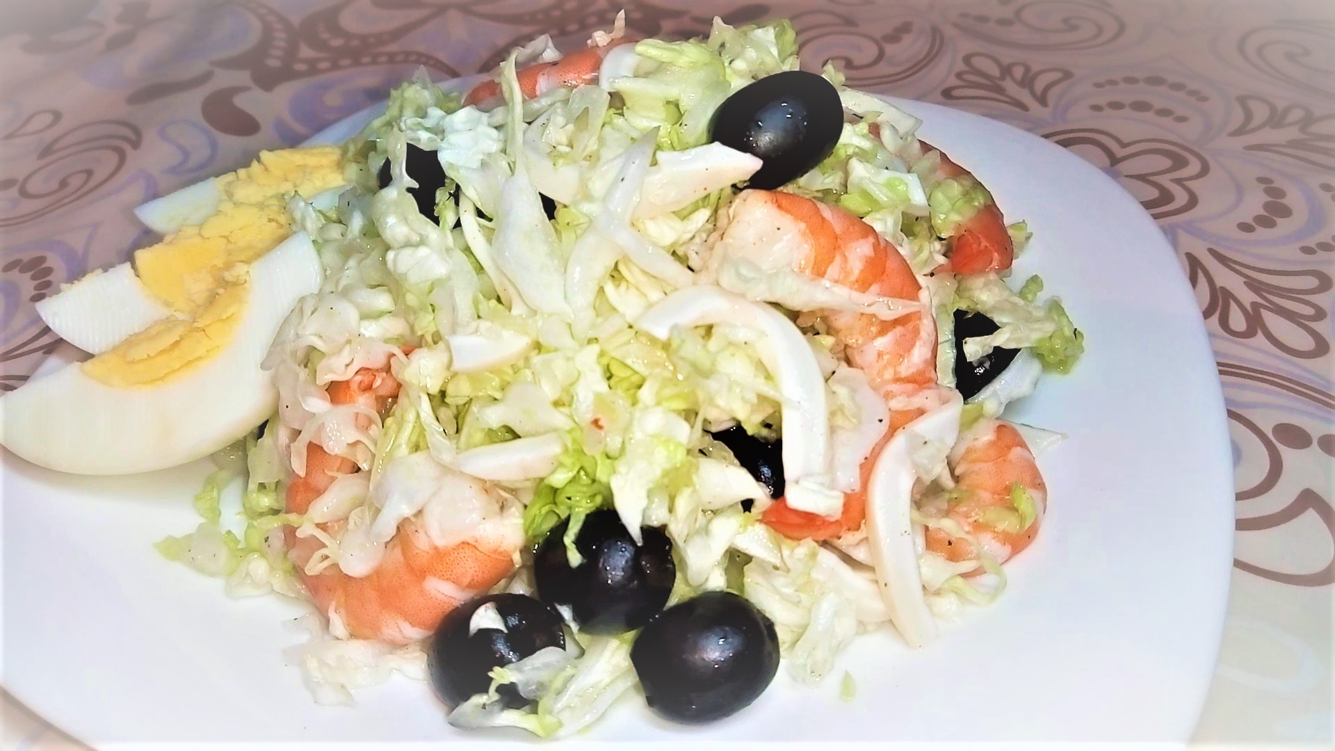 Салат с морепродуктами и майонезом