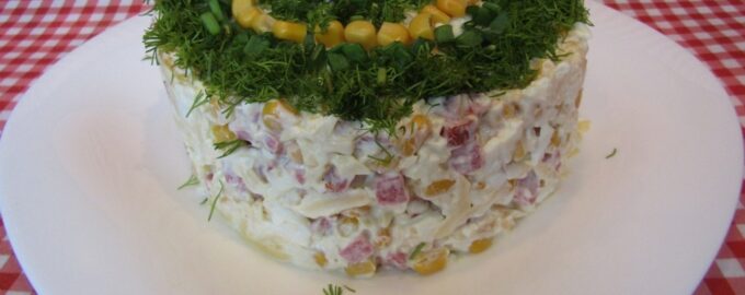 Нежный салат с колбасой и кукурузой