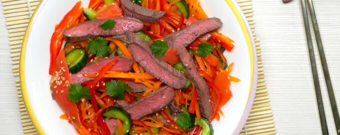 Рецепт: Салат с говяжьим языком - и свежими овощами