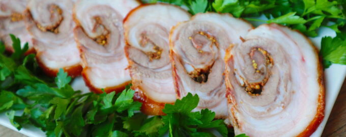 Мясной рулет из свинины с черносливом в духовке