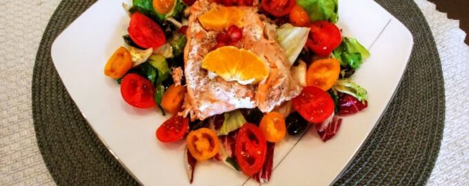 Быстрый и простой рецепт салата с красной рыбой и помидорами